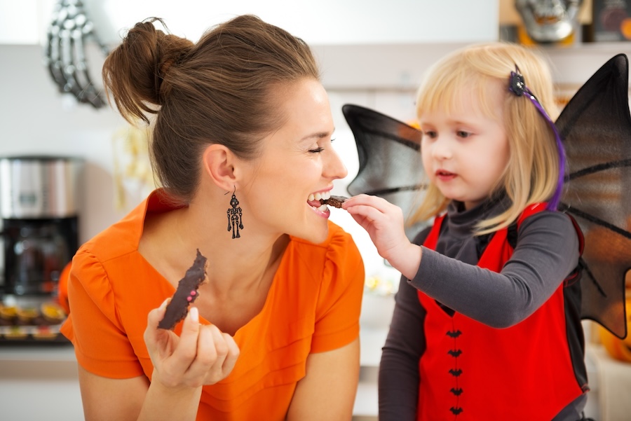 woman eating halloween candy, halloween candy break tooth, damage teeth